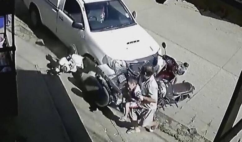Мотоциклисту и его малышу погибнуть в этом ДТП было, видимо, не суждено