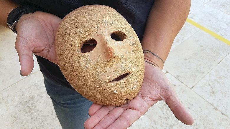 В Израиле нашли уникальную каменную маску, которой тысячи лет