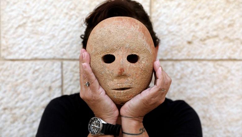 В Израиле нашли уникальную каменную маску, которой тысячи лет