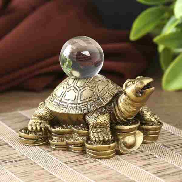 Талисман черепаха с кристаллом считается символом долголетия, мудрости,