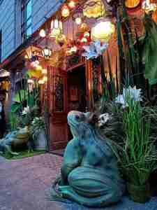 Царевна-Лягушка у входа в Black Swan pub&shop на Солянке возле метро Китай-город! Фото lesinkha