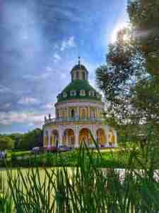Под Серпуховом, в Подмоклове, находится невероятной красоты Церковь Рождества Пресвятой Богородицы. ⠀ Этот Храм…