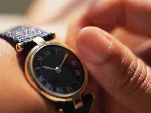 На какой руке носят часы мужчины и женщины. Мало кто знает, как правильно носить…