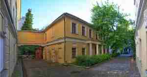 Городская усадьба Охотниковых. К концу XVIII в. застройка усадьбы состояла из двухэтажного деревянного жилого…