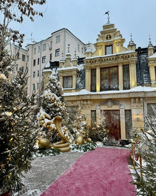 Сказочный уголок в Трехпрудном переулке, 15 Фото: lets_walk_theworld