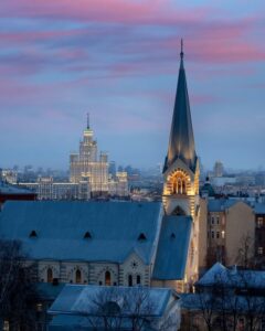 Собор Петра и Павла на Старосадском и высотка на Котельнической набережной. Фото: genruble
