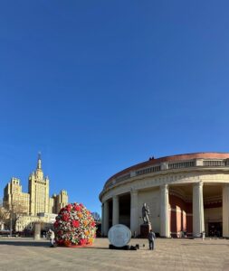 Пасхальная инсталляция у станции метро «Краснопресненская» Фото: kary_noss