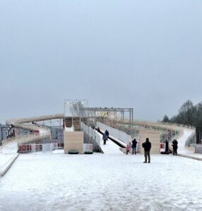 На центральной площади кинопарка «Москино»работает большая тюбинговая горка с четырьмя спусками: два длиной по…