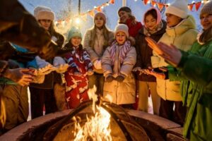 В парках Москвы продолжают работать уютные костровые зоны, где можно согреться после долгой прогулки,…