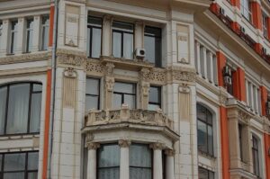 Бесплатная экскурсия «Жемчужины Тверского района: Кузнецкий, Столешников, Камергерский» Кузнецкий, Столешников, Камергерский – пешеходные символы…