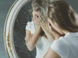 Приметы про разбитое зеркало. Существует огромное количество примет о зеркалах. Самые плохие из них…
