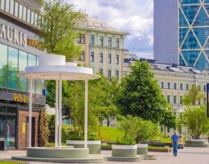 Четная сторона Нового Арбата этим летом превратилась в непрерывную цветущую ленту. Вдоль одной из…