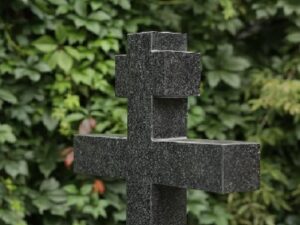 Что нельзя делать на кладбище. Каждый человек навещает могилы усопших близких, но не все…
