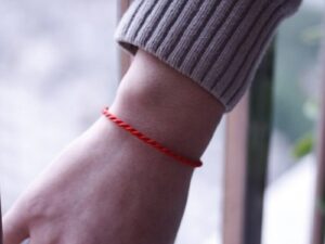Что значит красная нить на запястье. Многие люди познали силу красной нити, но некоторые…